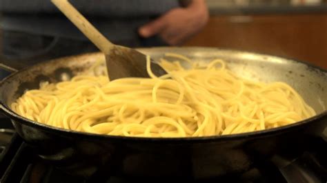 フライパン パスタ 水の量: なぜ宇宙は無限なのか？