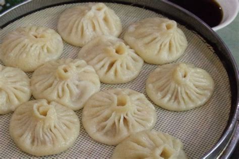  Kaifeng Suanrou Baozi: Kimyonlu Et ve Şeftali Sosuyla Buluşmanın Lezzet Yolculuğu!